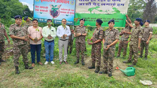 आरडीएस कॉलेज में हरियाली की पहल, छात्रों और सीआरपीएफ जवानों ने लगाए दर्जनों पौधे